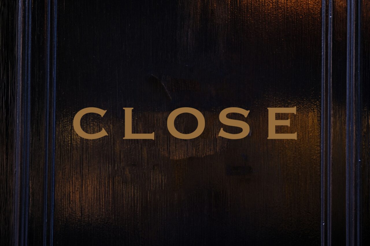 CLOSEの文字のドア